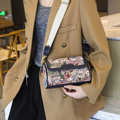 Polyester gelijnd crossbody handtas voor vrouwen Instagram-waardig Cartoon Bear Design