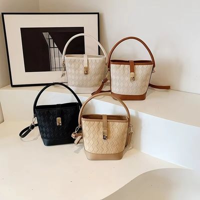 Hoofdmateriaal PU leer crossbody en strand emmerzakken voor zomerse dameskast