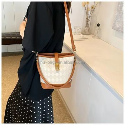 Hoofdmateriaal PU leer crossbody en strand emmerzakken voor zomerse dameskast