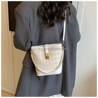 Hoofdmateriaal PU leer crossbody en strand emmerzakken voor zomerse dameskast