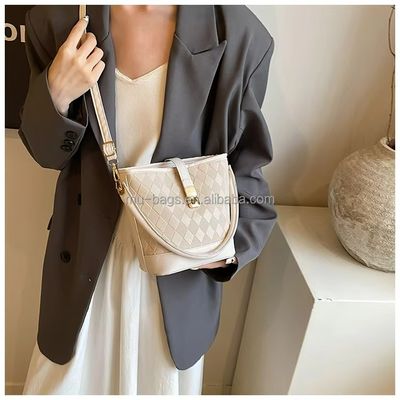 Hoofdmateriaal PU leer crossbody en strand emmerzakken voor zomerse dameskast