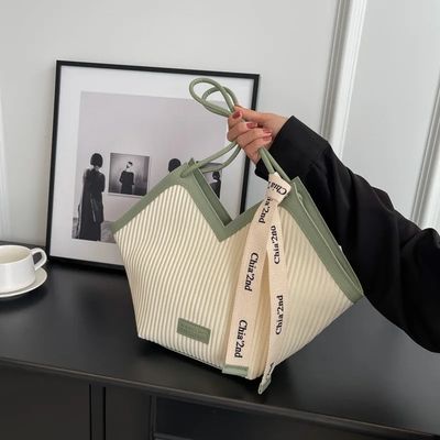 Stijlvolle Tote Bags voor studenten met kasjmier voering materiaal en slot decoratie
