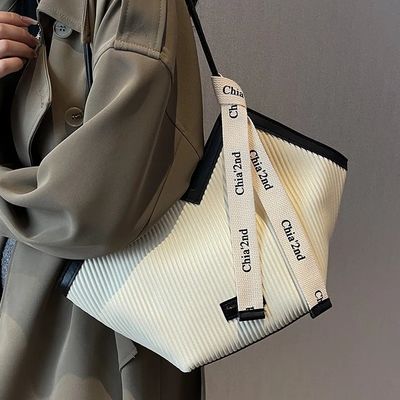 Stijlvolle Tote Bags voor studenten met kasjmier voering materiaal en slot decoratie