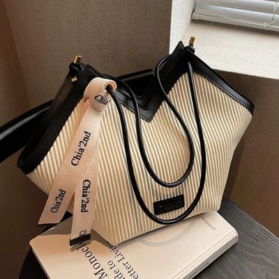Stijlvolle Tote Bags voor studenten met kasjmier voering materiaal en slot decoratie