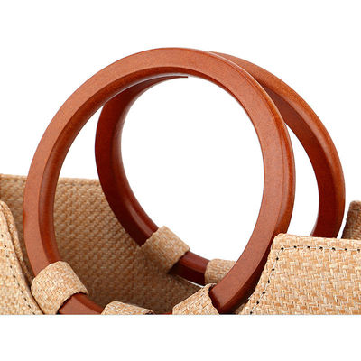 Vrouwentas met gras en houten handvat voor ontspanning met modedesigns