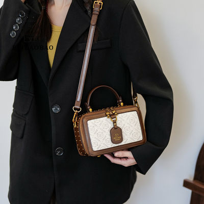 PU Retro Embossed Kleine Vierkant Tas Met Een Lange Schouderband Voor Handheld