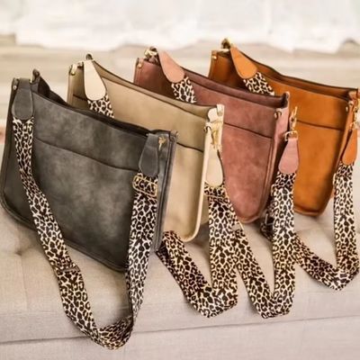 Leopard Print Vegan Leather Dames Shoulder Bag met gitaarband en enkel handvat