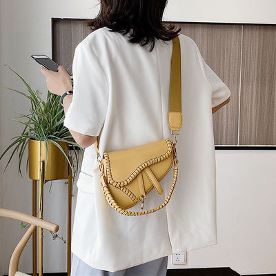 Een-schouder crossbody retro handgemaakte geweven zadeltas Vrouwenontwerp met brede riem