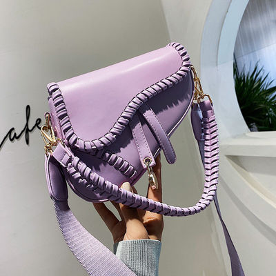 Een-schouder crossbody retro handgemaakte geweven zadeltas Vrouwenontwerp met brede riem