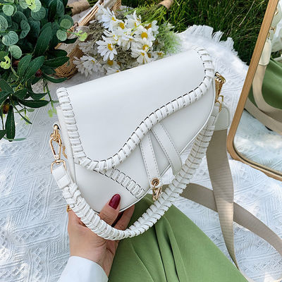 Een-schouder crossbody retro handgemaakte geweven zadeltas Vrouwenontwerp met brede riem
