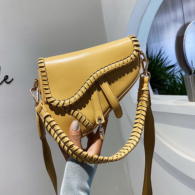 Een-schouder crossbody retro handgemaakte geweven zadeltas Vrouwenontwerp met brede riem