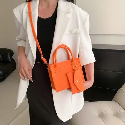Vintage stijl felt schoudertas voor stijlvolle dames gemaakt van lichtgewicht materiaal