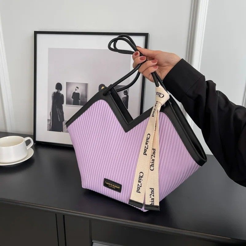 Stijlvolle Tote Bags voor studenten met kasjmier voering materiaal en slot decoratie
