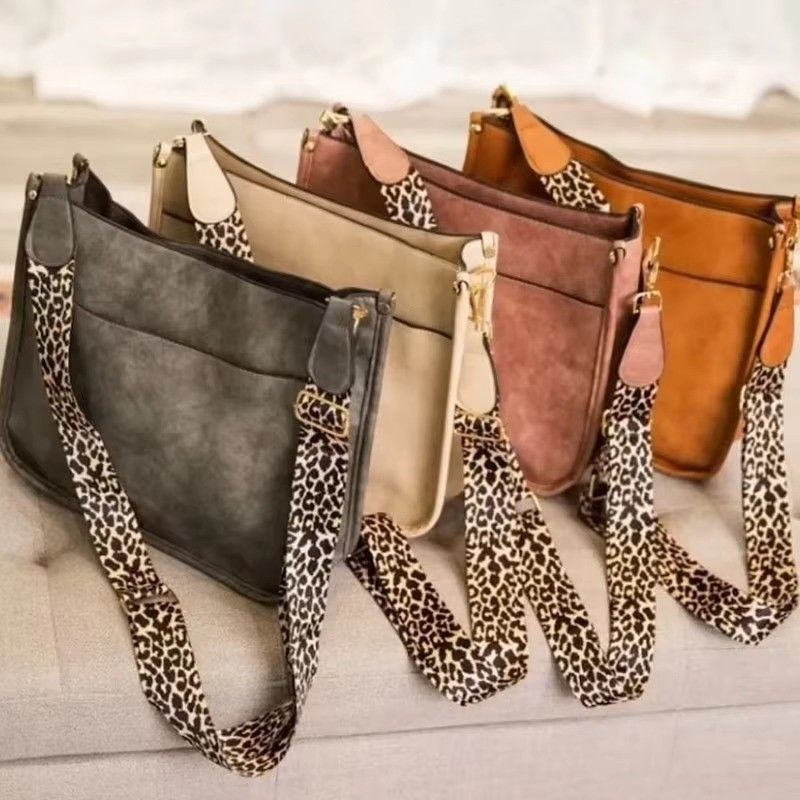 Leopard Print Vegan Leather Dames Shoulder Bag met gitaarband en enkel handvat