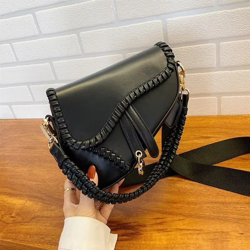 Een-schouder crossbody retro handgemaakte geweven zadeltas Vrouwenontwerp met brede riem