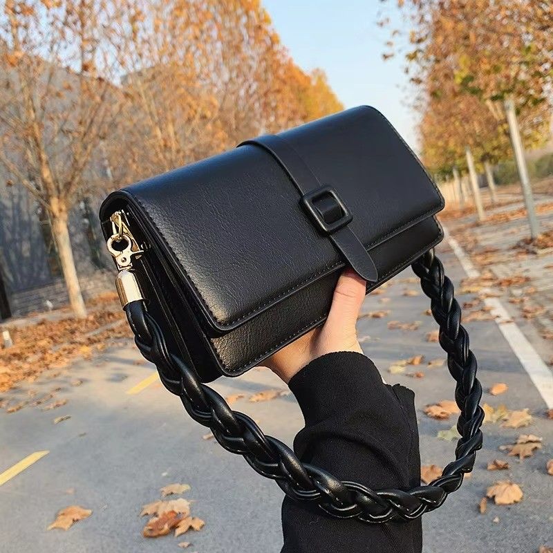 Vrouwen gevlochten PU lederen handtassen met stijlvolle rits sluiting voor een modieuze look